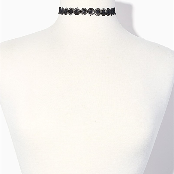 Floral Cutout Choker Necklace - Picture 2 of 4